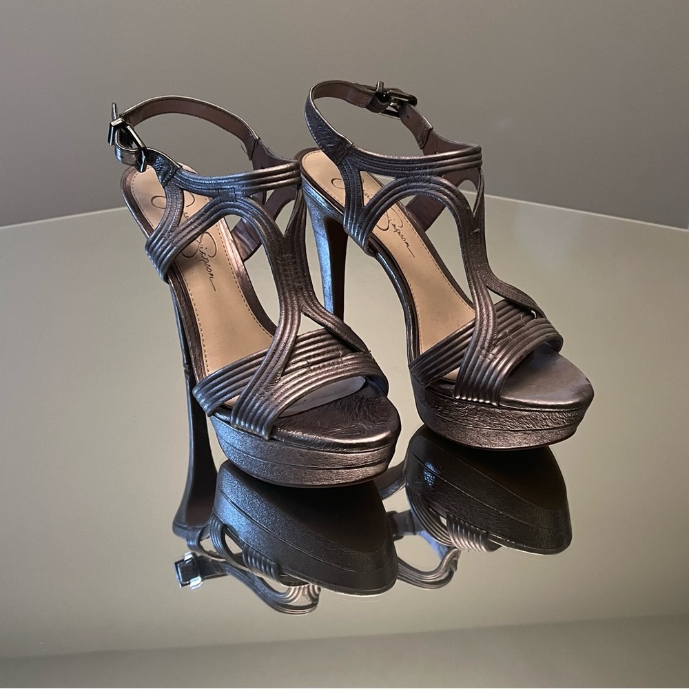 Jessica Simpson Pewter/Silver Platform Samdals